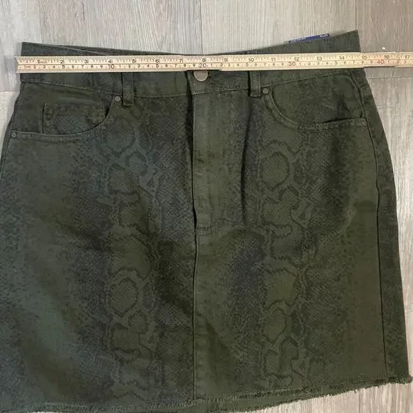 NWT Hollister Mini Skirt Size 9 29 Denim Cut Off Jean Snake Ultra High Rise - Picture 4 of 14